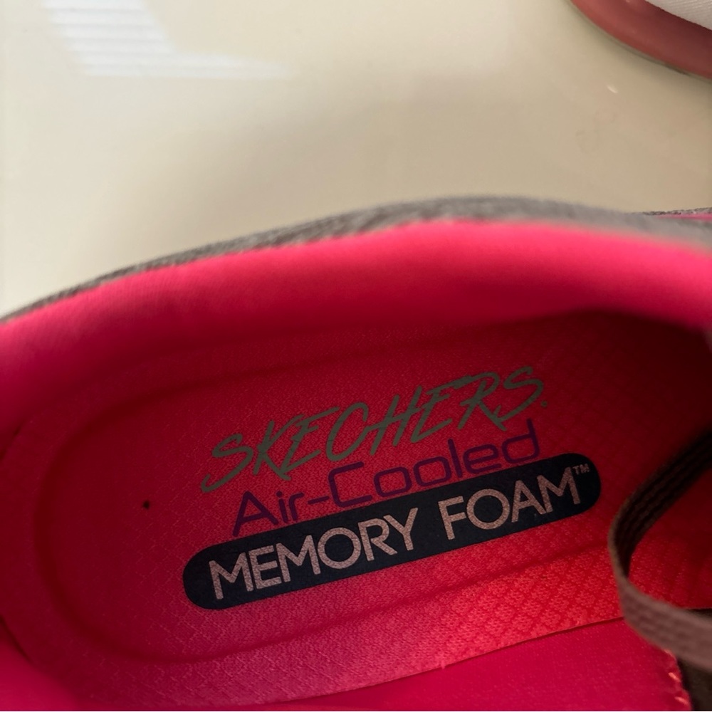 Women’s sketchers tennis shoe size 7 1/2 gray with hot pink lining - Picture 4 of 6